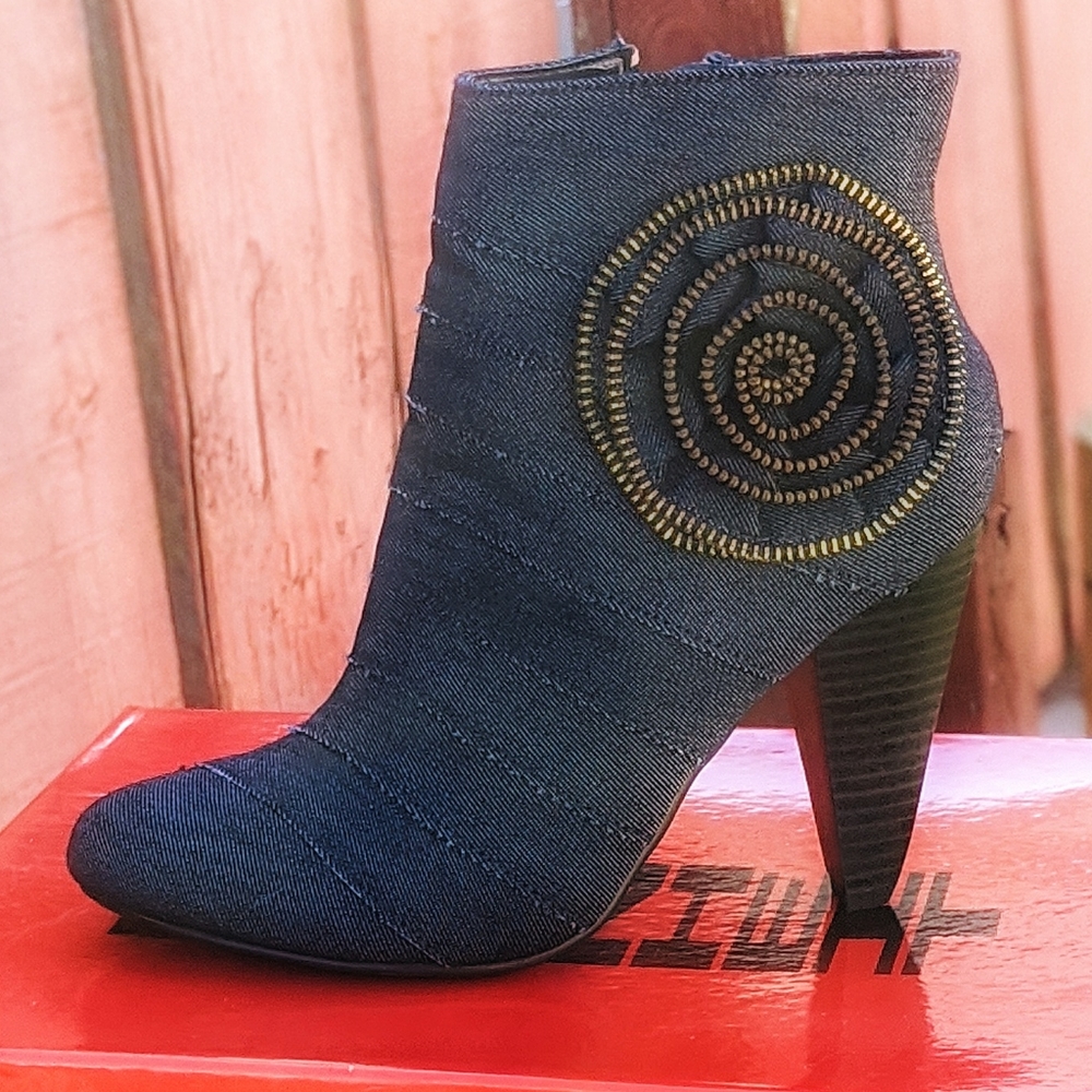 NEW W/ BOX!!  Fahrenheit Luga-06 Denim Heel Bootie
